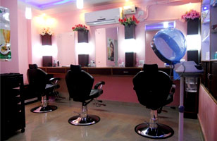 Rs. 599 for beauty services worth Rs. 1500 at Destroy Salon De Beaute