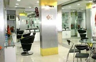 Rs. 599 for full body massage worth Rs. 2000 at Mars Beauty Salon