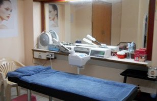 Rs. 49 to get 40% off on salon services from the menu at Elite - Hair & Beauty Care
